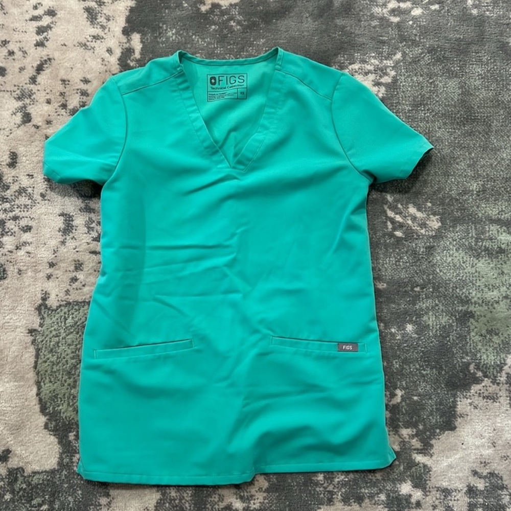 Figs women scrub set in surgical Green. Casma Top XS. Yola Bottom XSP.